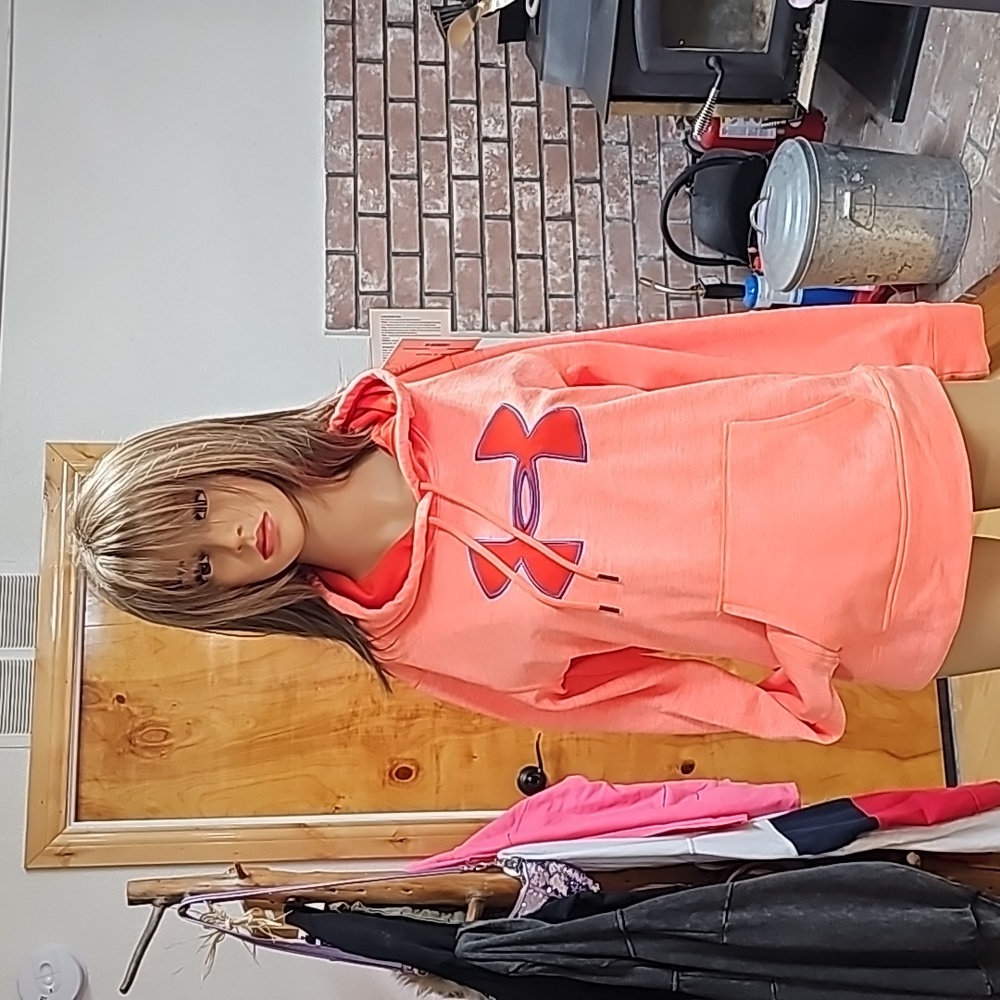 UNDER ARMOUR COLD GEAR SWEATSHIRT HOODED.  SM.  Tangerine color